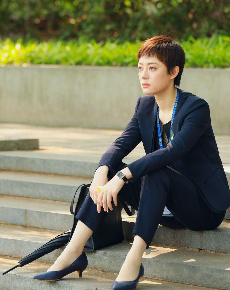 看完孙俪的西装裙造型才知道什么是优雅与潇洒并存也太时髦了