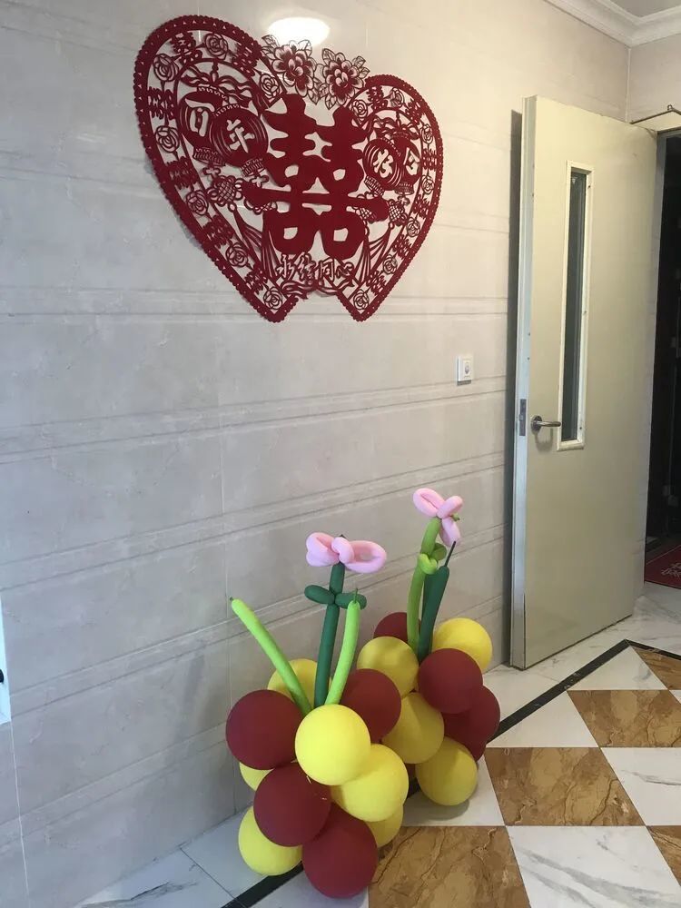 电梯间贴告知书,放喜糖,这小两口新婚文明有礼_腾讯新闻