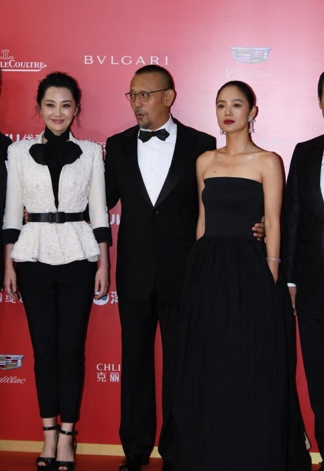 许晴周韵罕见同框,都穿高级色的服饰,妆容不同看着差别挺大