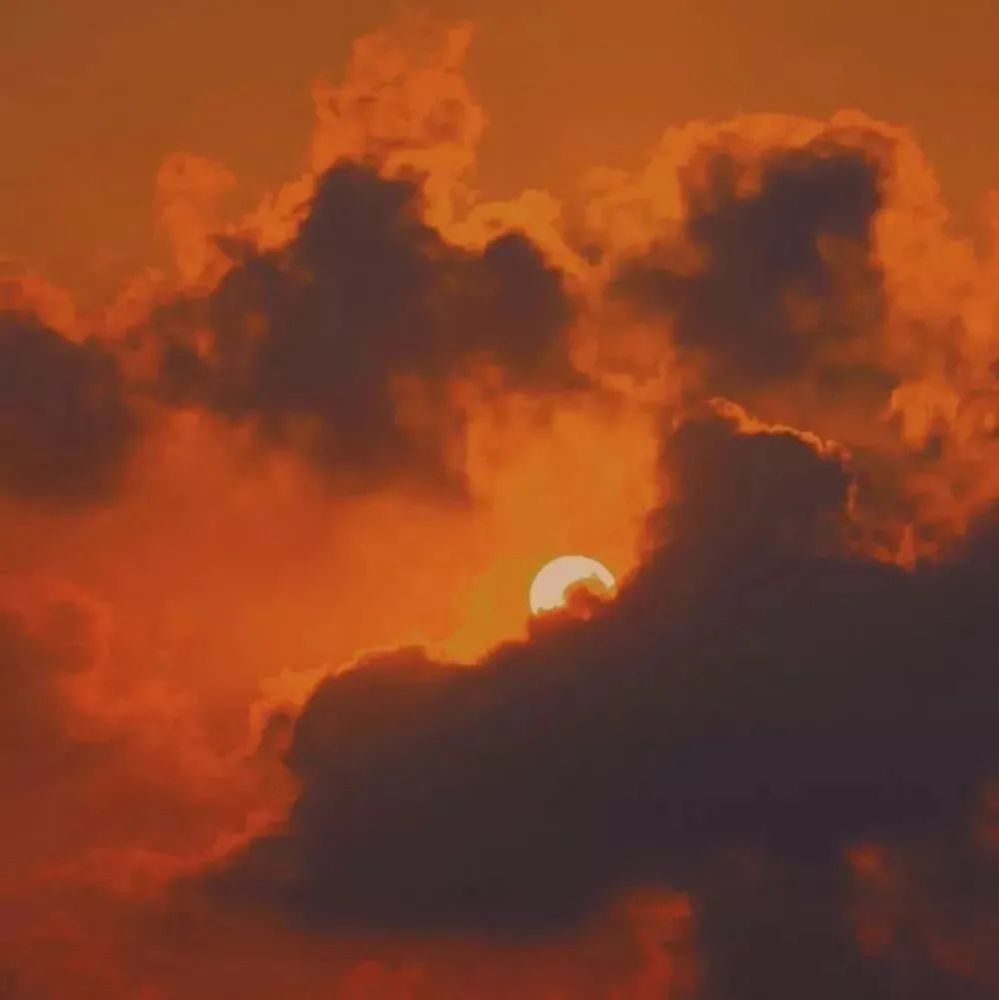 朋友圈背景|秋天是被宇宙咬碎的黄昏.