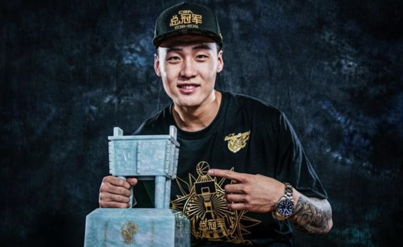 cba联赛 广东队总冠军戒指曝光！正面镶嵌28颗宝石，纯银镀24k真金制作