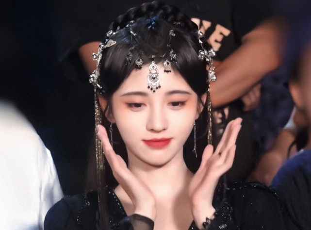 《花戎》路透飘满屏,鞠婧祎剧中连换多个造型,妆容却还是半永久