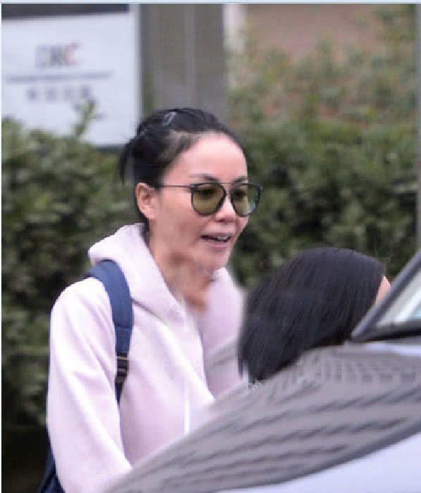 这才是真实的王菲,穿t恤唱歌身材下垂,就是比普通人气质更好