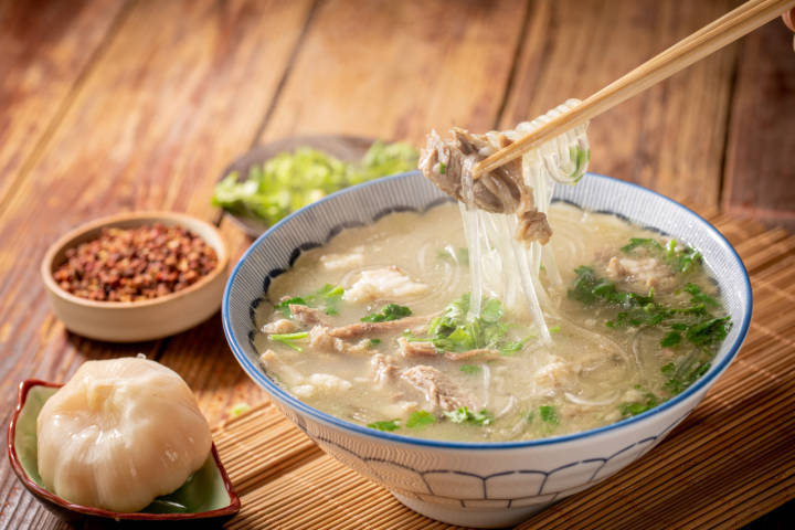 "要一碗羊汤"中午有烧烤吗"要一碗羊肉泡馍.