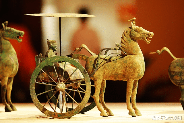 挖防空洞引出国宝传奇:史上最美"铜车马仪仗队"主人