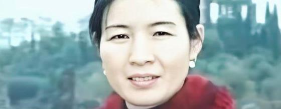 我们根据官方媒体披露的信息,确定无疑的是这样一些信息:母亲谢天琴是