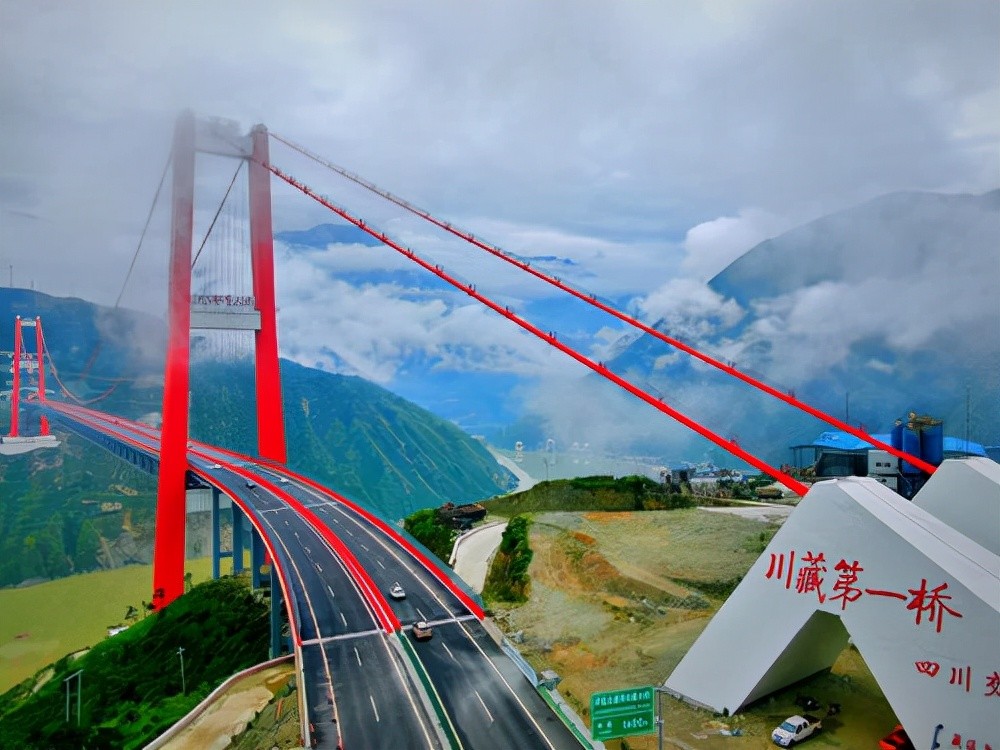 桥全长1411米,主跨1100米,桥面至大渡河水面高达239米