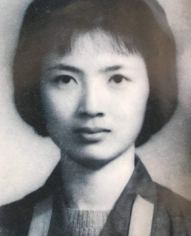 喜欢和追求张宁的小伙子很多,她心里也对歌舞团里一个男演员有了好感