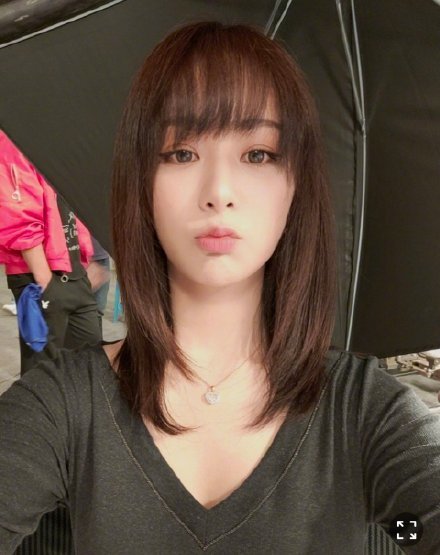 邻家女孩!杨紫分享库存自拍照 齐刘海锁骨发清纯甜美_腾讯新闻