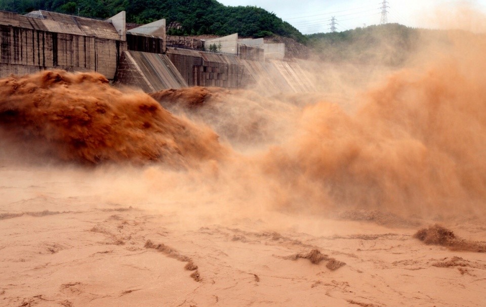 洪水爆发超过了小浪底的库容,小浪底拦沙有功,鱼类却减少了?_腾讯新闻