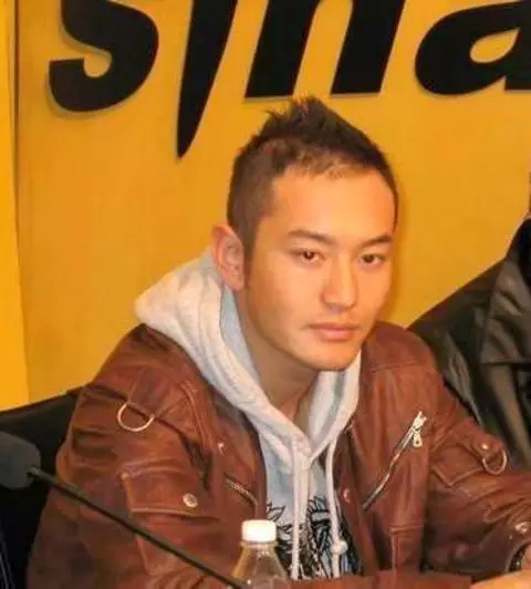 黄晓明留着稍短的头发,发量确实是比较少的,不仅头顶肉眼可见的稀疏