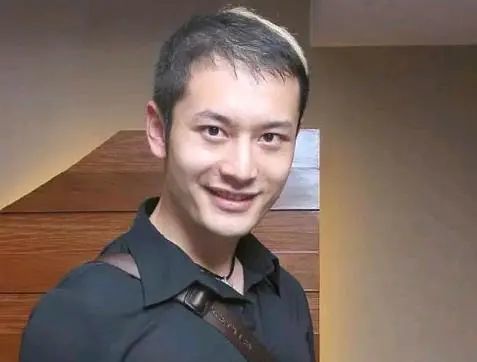 看照片,那时候黄晓明留着稍短的头发,发量确实是比较少的,不仅头顶