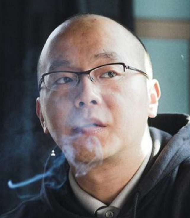 中年男星秃头"灾情"惨重!头顶稀疏能反光,后脑勺都没几根毛