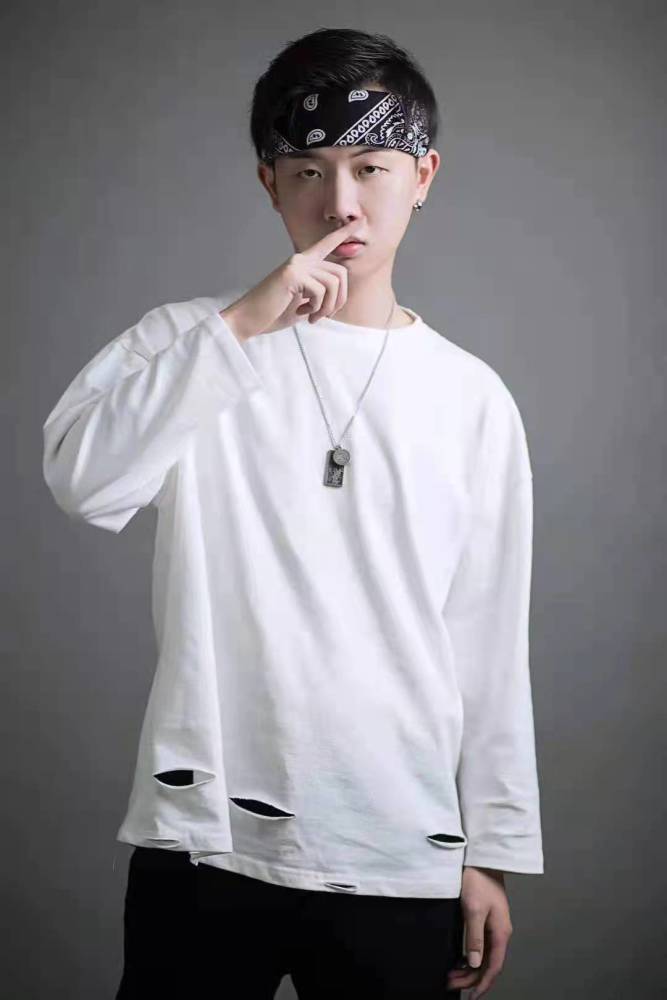 小抠脚的首秀直播效果也是非常好,当天他在直播间中