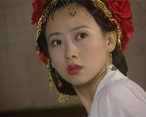 应该当属2000年播出的《春光灿烂猪八戒》了,翁虹在剧中饰演妙妙(九命