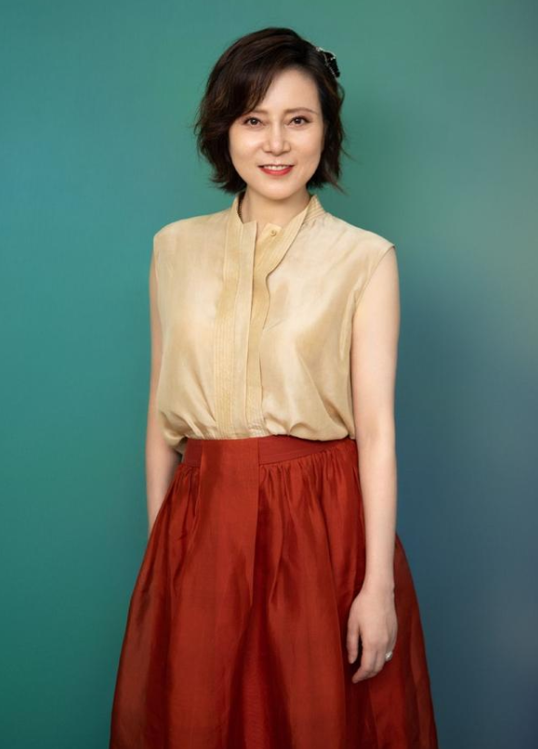 宋妍霏妈妈走红网络,气质比女儿还出众,网友:"妈妈届"天花板