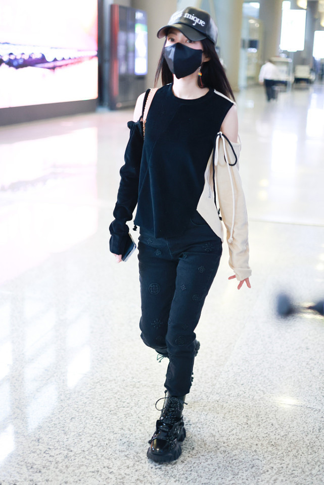 张韶涵够时髦,穿露袖针织衫下搭牛仔裤,成为机场一道风景线!