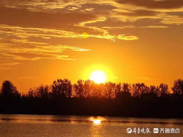 清晨景色美朝霞映满天