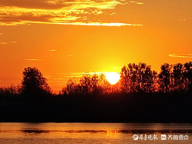 清晨景色美朝霞映满天