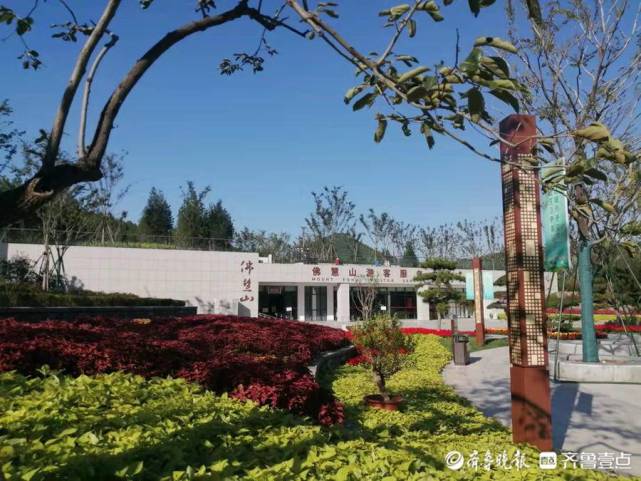 秋高气爽艳阳高照市民打卡济南开元广场