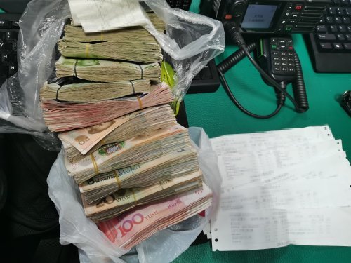 石家庄:错拿的背包有两万元现金 轨道公安物归原主
