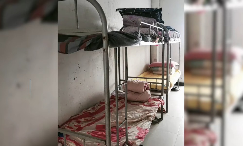 妈妈送儿子上学看到同宿舍男孩的床铺时瞬间心酸随后举动引怒赞