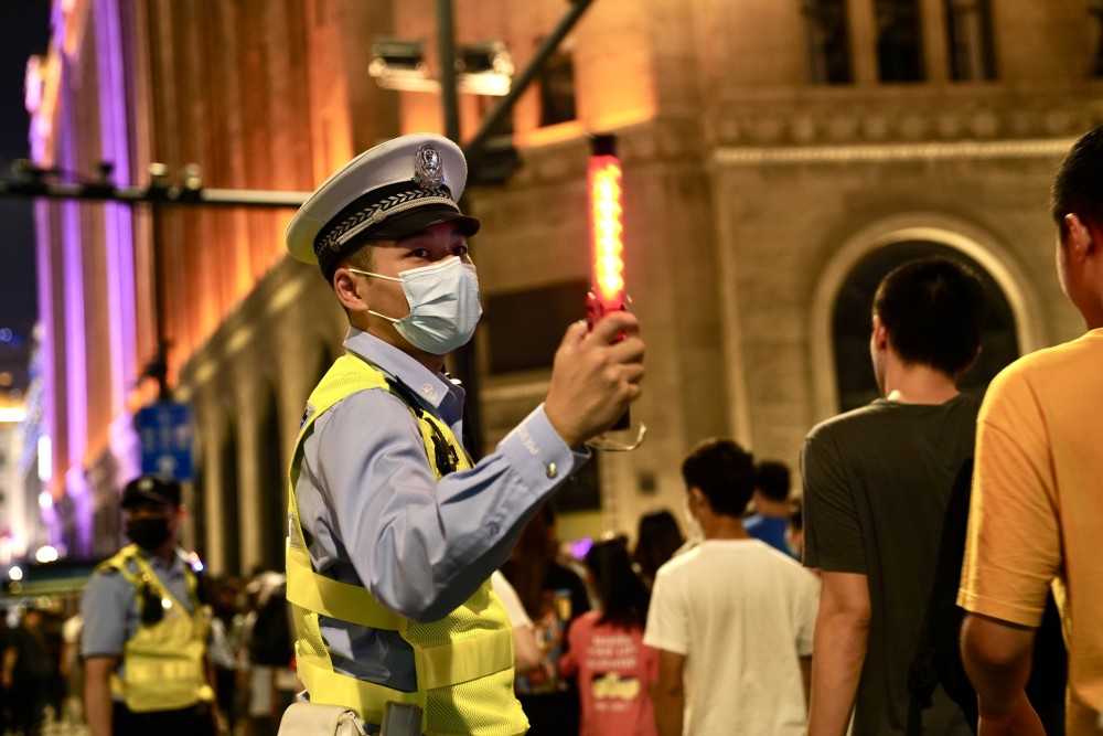 在脱口秀大会上转身之后这个上海警察再也没说过脱口秀