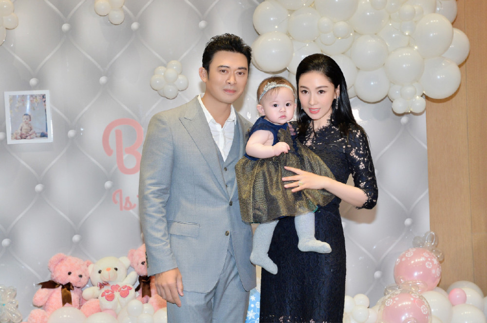 樊少皇分享全家福为二胎庆一周岁,妻子曾抱怨家庭主妇费力不讨好_腾讯
