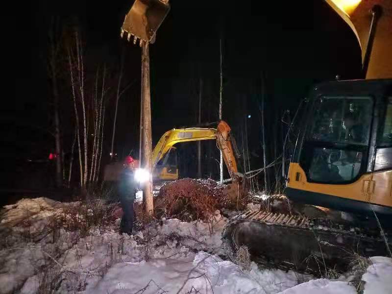 大兴安岭呼中区全力应对降雪导致部分输电线路覆冰故障确保人民群众