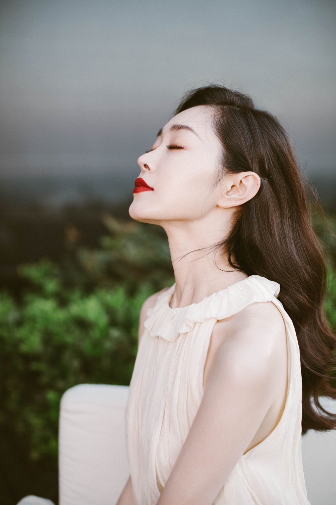 宋轶百褶裙气质写真,面容精致令人迷恋不止