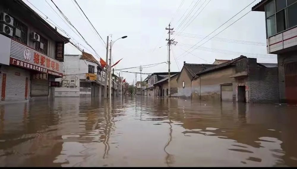 10月5日早晨距離汾河河堤不到十米侯三紅的房子10月8日,被洪水淹沒