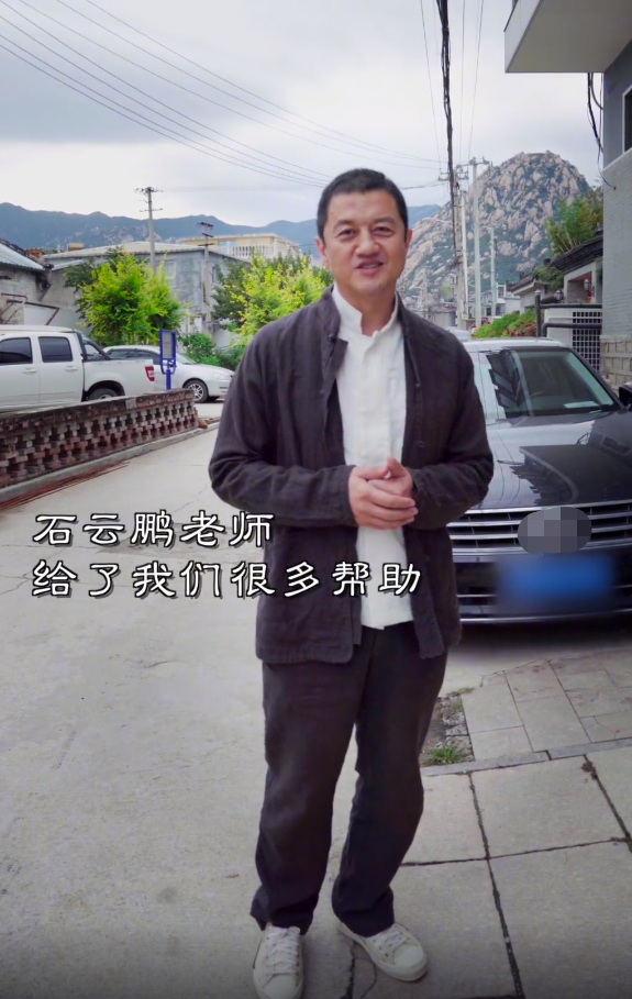 李亚鹏山中访友，与好友共同探讨书法，弯腰与老人握手谦恭有礼