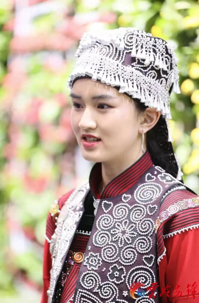 施晓悦这个20岁的哈尼族姑娘是大会上行走的"云南风",不少国内外的