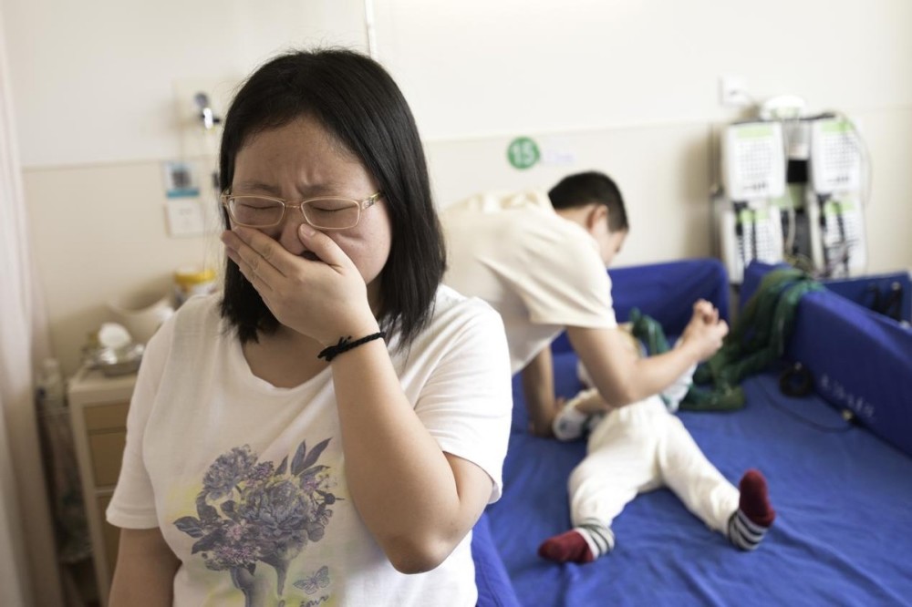 男婴患重症即将满两岁,仍不会坐不会爬,发病的样子一度吓哭家人_腾讯