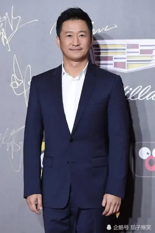 吴京独自现身机场