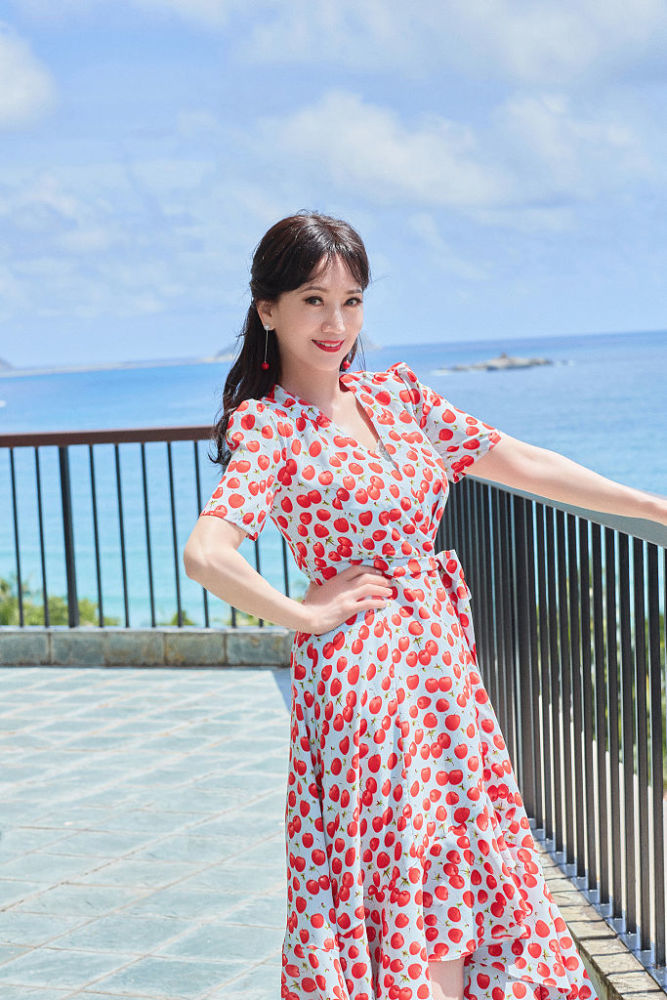 赵雅芝海边度假大片释出甜美可人穿波点红裙笑容粲然似仙女