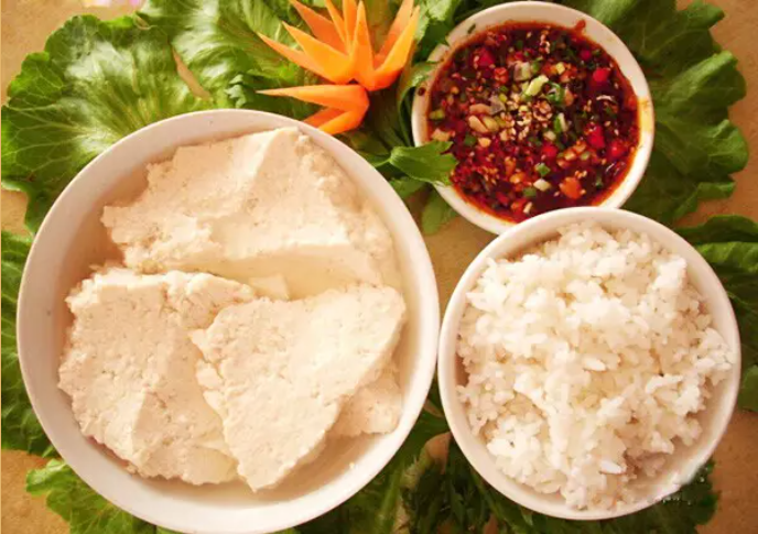 百城百艺舌尖上的非遗豆花米饭蘸水三位一体搭配出的舌尖美味