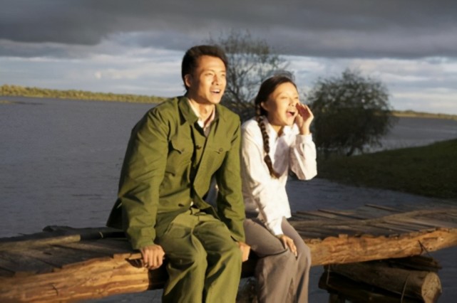 陈清扬爱上王二,是在清平山上,因为穿着裹住双腿的筒裙无法走路,王二