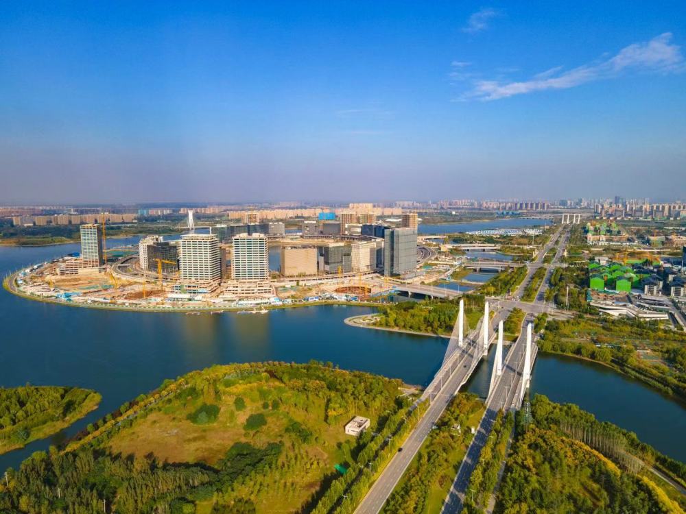 10月13日早上,时值深秋,漫步郑州街头,绿城郑州微黄的树叶在朝霞的