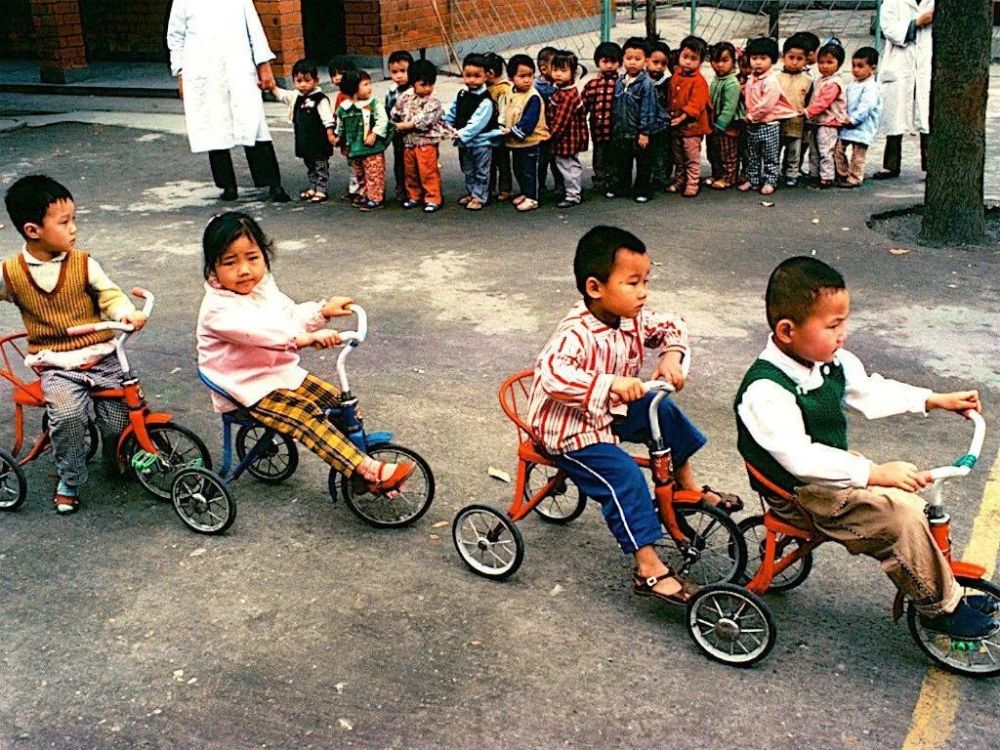 70,80年代的幼儿园自然不能和我们现代的幼儿园媲美,看到这样的三轮车