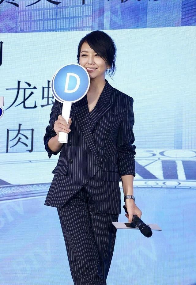 江珊哪像年过五旬的人,穿上西装优雅时尚,脸上连一点皱纹也没有_腾讯