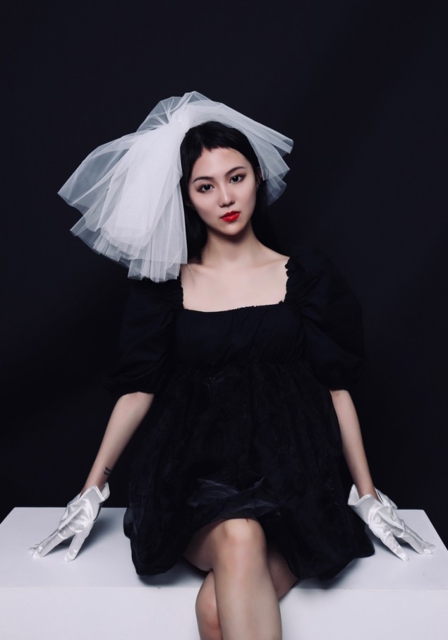 模卡推荐艺人邹梦琪