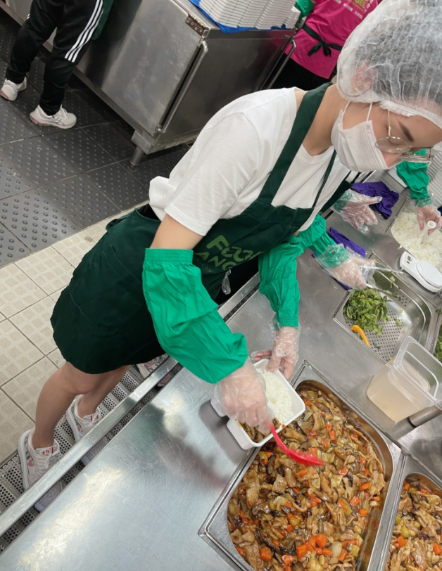 郭富城娇妻方媛食堂做义工,打蛋舀菜动作娴熟,呼吁大家珍惜粮食