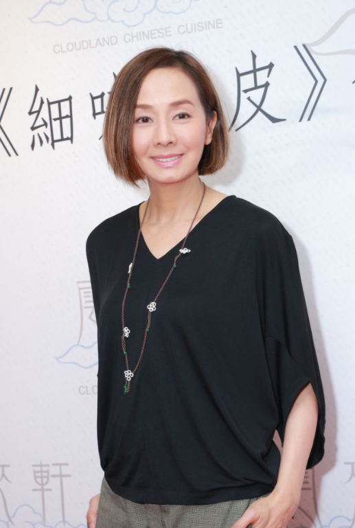 61岁毛舜筠风采依旧穿黑t恤仍有女神范这气质同龄人比不了