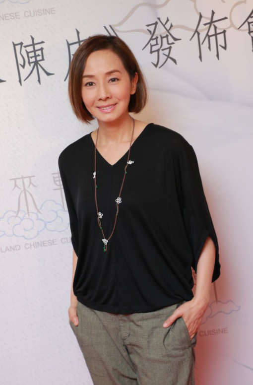 61岁毛舜筠风采依旧穿黑t恤仍有女神范这气质同龄人比不了