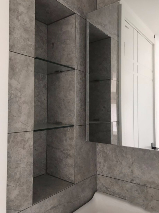 还有人家里的壁龛不全是用砖砌的,它中间的隔断是用玻璃或者木板做的.