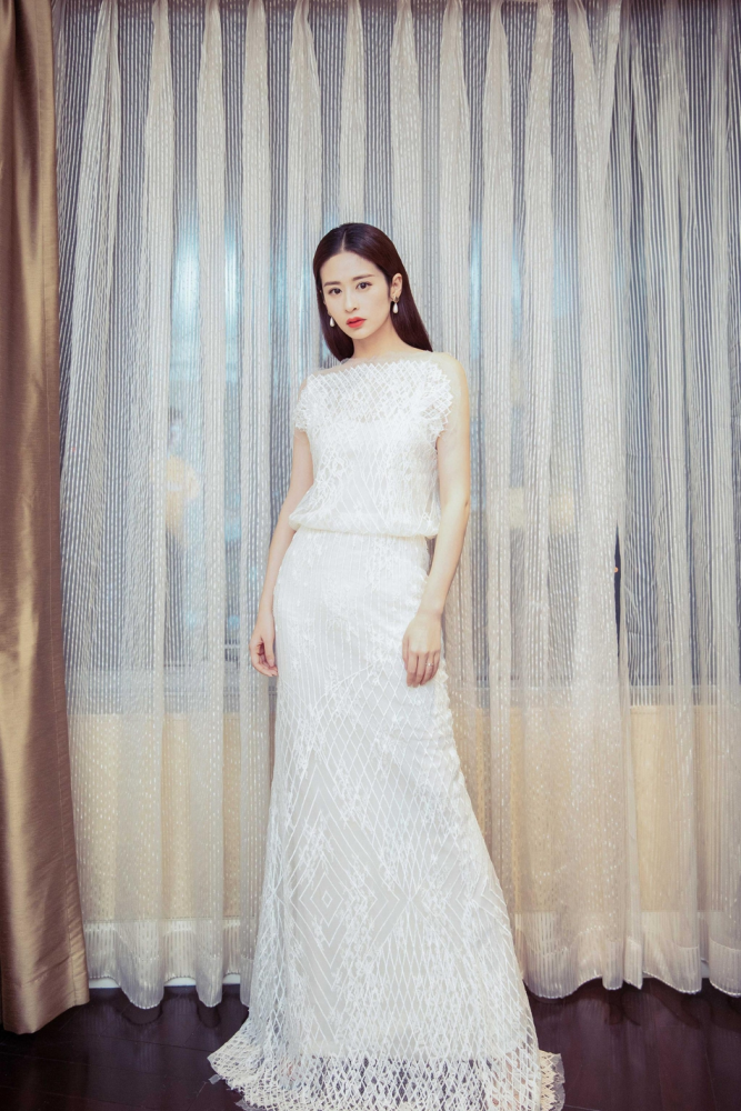 瘦下来的颖儿气质真不赖黑色礼服配丝绒手套化身复古名媛