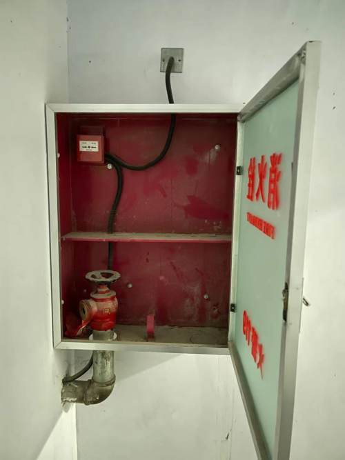 沙河一小区消防栓箱成空壳业主称没有安全感