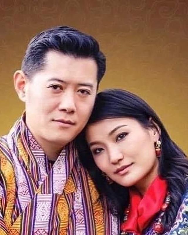 不丹王后结婚10周年纪念日夫妇俩逛机场甜蜜互动浪漫如初恋