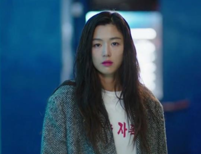 39岁全智贤现身新剧发布会穿露脐装秀马甲线短发造型干净利落